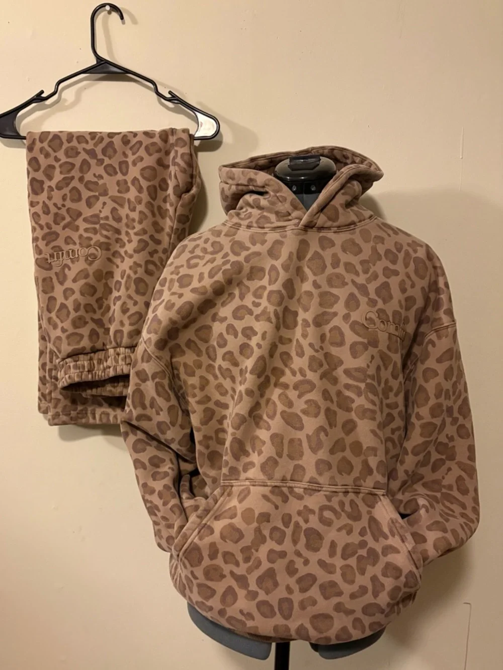 Leopard print Comfrt Hoodie and Sweatpants - Picture 2 of 5